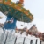 Das Kettenkarussell Wellenflug im Phantasialand mit Besuchern.