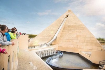 Blick auf die Wildwasserbahn in der Pyramide im Belantis Freizeitpark.