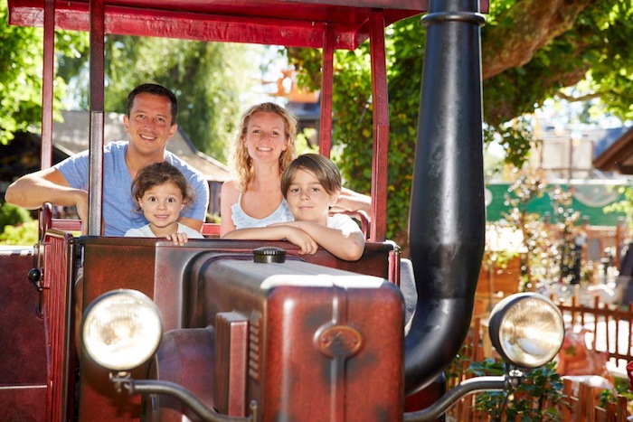 Eine Familie fährt eine Attraktion in einem Erlebnispark